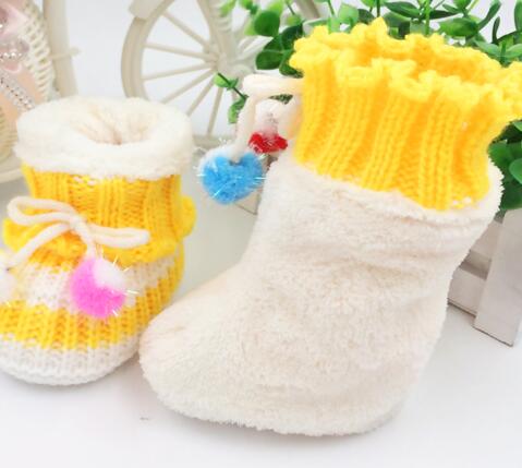 1岁宝宝秋冬穿中筒袜子还是高筒袜子？